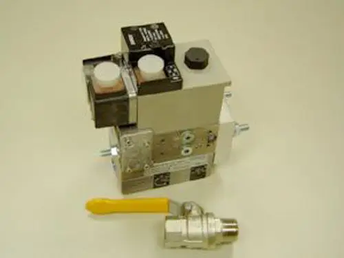 Gasregelstrecke von Remeha, starker Block mit mechanischen und elektronischen Bauteilen, inklusive einer verchromten Anschlusskupplung und einem gelben Hebel.
